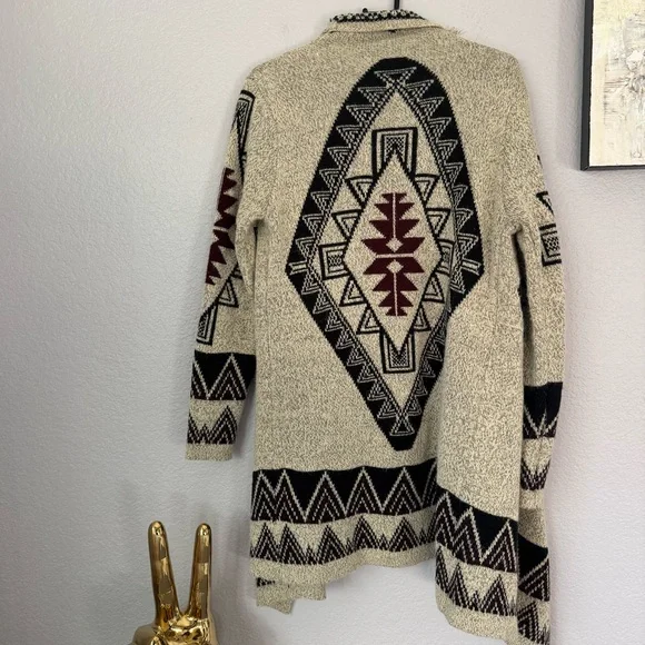 Southwest Kamana Long 100% soft Acrylic Sweater.  Preowned Size Medium. - Picture 5 of 9